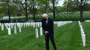 بايدن خلال زيارة للمقبرة الوطنية لقتلى الجيش الأمريكي في فرجينيا- جيتي
