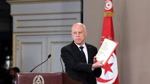 قيس سعيد استعرض نصوصا قديمة من الدستور التونسي- الرئاسة التونسية على "فيسبوك"