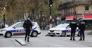 زعمت الشرطة الفرنسية أن الرجل كان يحمل سكين جزار- الأناضول