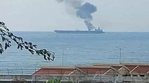 صورة موزعة لناقلة نفط يتصاعد منها الدخان قبالة ساحل بانياس السوري- سانا