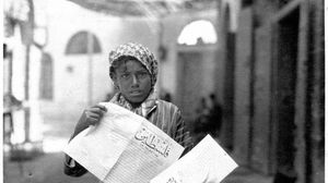 بائع صحف يعرض صحيفة "فلسطين" في يافا عام 1920