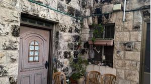 يعمل الاحتلال على تفريغ المنازل في القدس المحتلة وإحلال مستوطنين فيها - (عربي21)