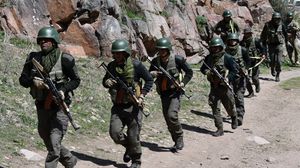 قال حرس الحدود في قرغيزستان إن الجانب الطاجيكي يستخدم قذائف الهاون وقاذفات قنابل يدوية- جيتي
