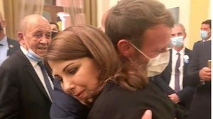 ماكرون زار الرومي في منزلها وبكى عندما احتضنها بعد انفجار مرفأ بيروت- صفحتها عبر فيسبوك