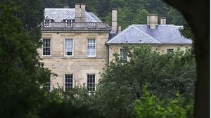 يعد القصر واحدا من عدد قليل من المنازل التي بيعت بأكثر من 30 مليون جنيه إسترليني- جيتي