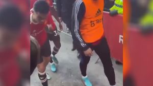 قام رونالدو برد فعل غاضب أثناء الخروج من الملعب تجاه أحد المشجعين- DW / تويتر