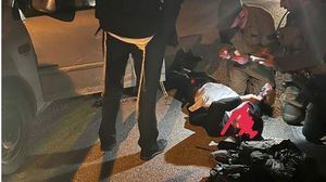 أحد المستوطنين ملقى على الأرض نتيجة إصابته بعيارات الشرطة الفلسطينية- تويتر