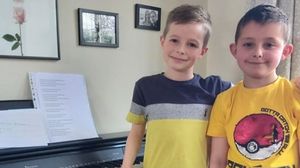 سجل الطفلان أغنية شهيرة بعد تعديل بعض كلماتها لتكون مناسبة للحرب الروسية على أوكرانيا- bbc