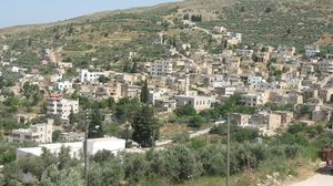 قرية محاطة بالمستعمرات الصهيونية، ومن فوق تلالها يرى سكانها مدينة القدس المحتلة