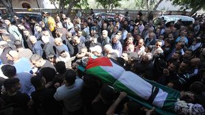 مصادر محلية قالت إن عشرات الفلسطينيين أصيبوا بالاختناق جراء استنشاق الغاز السام الذي أطلقته قوات الاحتلال بمخيم العروب- الأناضول