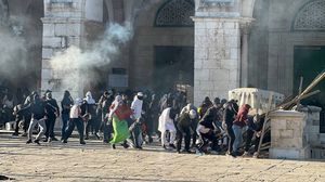 الاحتلال اعتدى على المعتكفين داخل الجامع القبلي بالقنابل- القسطل