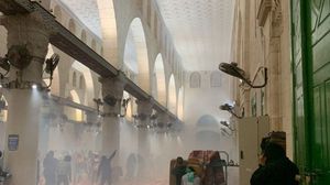 قوات الاحتلال اقتحمت المسجد وأطلقت الغازات المسيلة للدموع لإبعاد المسلمين عنه- تويتر