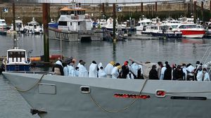 يصل طالبو اللجوء في قوارب صغيرة عبر القنال الإنكليزي من فرنسا إلى جنوب بريطانيا- جيتي