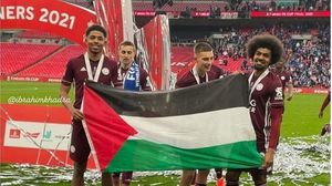 فوفانا وزميله تشودري رفعا علم فلسطين العام الماضي في ملعب ويمبلي- تويتر