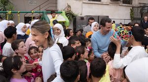 الأسد وعقيلته لعبا مع أطفال أيتام بألعابهم وأخذا صورا معهم- الرئاسة على "فيسبوك"