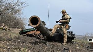 دبابة روسيا بعد تدميرها على يد القوات الأوكرانية شرق البلاد- جيتي