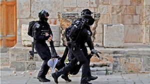 عناصر الاحتلال يعتقلون شابا مصابا في المسجد الأقصى- جيتي