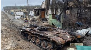دبابة روسية مدمرة في محيط كييف- تويتر