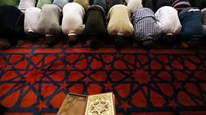 يبحث الكثيرون في رمضان عن مسجد يرتاحون للصلاة فيه ولو كان بعيدا - جيتي