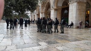 انتشرت قوات الاحتلال في محيط المسجد الأقصى ومنعت عديد الفلسطينيين من أداء صلاة فجر الخميس، وذلك بهدف تأمين اقتحام المستوطنين للمسجد الأقصى- عربي21
