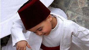 أنس الخراط طفل سوري عمره أربع سنوات يرقص المولوية الصوفية- تويتر
