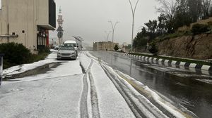 تراكمت الثلوج في شوارع مدينة الباحة في السعودية- تويتر