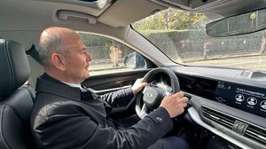 وزير الداخلية يقود سيارة توغ المحلية- تويتر
