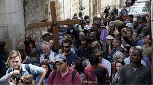 عرقلت إجراءات الاحتلال الإسرائيلي وصول المصلين المسيحيين إلى كنيسة القيامة- تويتر
