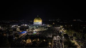 باحات المسجد الأقصى تمتلئ بالمصلين الفلسطينيين- الأناضول