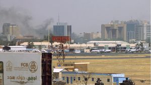 اندلع حريق في مطار الخرطوم الدولي بسبب الاشتباكات المستمرة بين الجيش وقوات الدعم السريع - تويتر