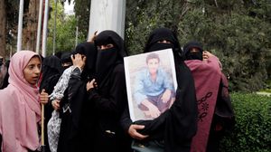 عائلات مختفين في اليمن يرفعون صورهم في فعالية للمطالبة بالإفراج عنهم- جيتي