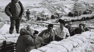 شارون مع ديفيد بن غوريون على أحد التحصينات العسكرية قبالة قناة السويس إبان احتلال سيناء- جيتي