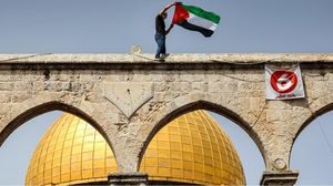 شبان يرفعون علم فلسطين في الأقصى- جيتي