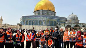 القنصل التركي في القدس مع متطوعي الإسعاف في المسجد- حساب القنصلية