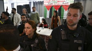 المفارقة أن الشرطة الألمانية، قالت إنها تدخلت بزعم "محاربة معاداة السامية" قامت باعتقال 3 أشخاص على الأقل في مكان المؤتمر، بينهم ناشطان يهوديان من أجل السلام! (الأناضول)