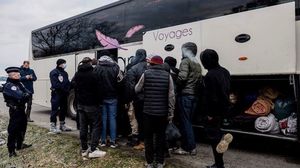 اتهمت جمعيات خيرية السلطات بالسعي لإفراغ العاصمة الفرنسية من المهاجرين-  f24 / إكس