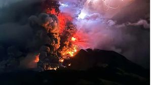 إندونسيا تجلي 32 طفلاً و56 بالغاً و21 مسناً بعد ثوران بركان- إكس
