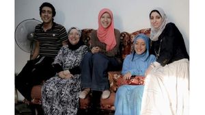 صورة تجمع المعتقل عمر ووالدته وشقيقاته الثلاث قبل اعتقاله منذ 9 سنوات