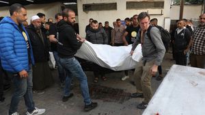 أحد القتلى الأجانب ضمن قافلة الإغاثة خلال نقله إلى بلاده من غزة- الأناضول