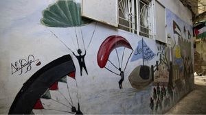 جدارية في مخيم برج البراجنة حول عملية طوفان الأقصى- صحيفة الغارديان