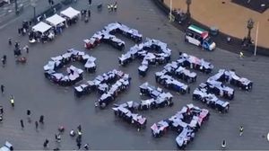 طلاب جامعة شكلوا عبارة الحرية لغزة في ساحة إحدى الجامعات- إكس