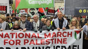 رفعت المظاهرة اليوم شعارا واحدا يركز على المطالبة بوقف تصدير السلاح لإسرائيل وتجديد الدعوة لوقف إطلاق النار.