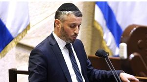 بيتون هو وزير متطرف كان زعيما لحزب "شاس" الصهيوني- الكنيست