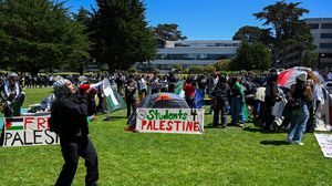 هتف الطلاب الرافضون لقرار إدارة الجامعة الأمريكية بشعارات مناصرة لفلسطين- الأناضول