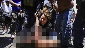المحتجون هاجموا الجناة أمام أعين الشرطة- إكس