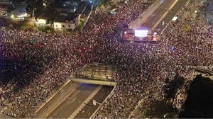 تظاهر عشرات الآلاف السبت في تل أبيب وأكثر من 50 موقعا وبلدة أخرى ضد حكومة الاحتلال وللمطالبة بإجراء انتخابات بشكل فوري- إكس