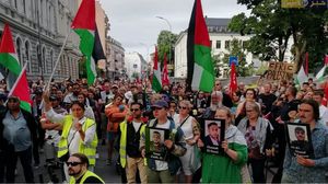 تلفّح عدد من المحتجين بالكوفية الفلسطينية التي ترمز لهُوية وطن وتاريخ طويل من النضال- إكس