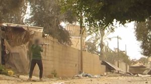 المقاتل لحظة استهداف منزل تحصن به الجنود رغم مواجهته دبابة- الإعلام الحربي
