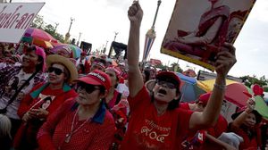 القمصان الحمر يتظاهرون دعما لـ"ينغلاك شيناوترا" - ا ف ب