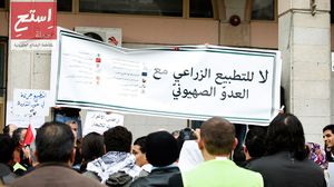 نشطاء أردنيون خلال فعالية مناهضة للتطبيع - أرشيفية
